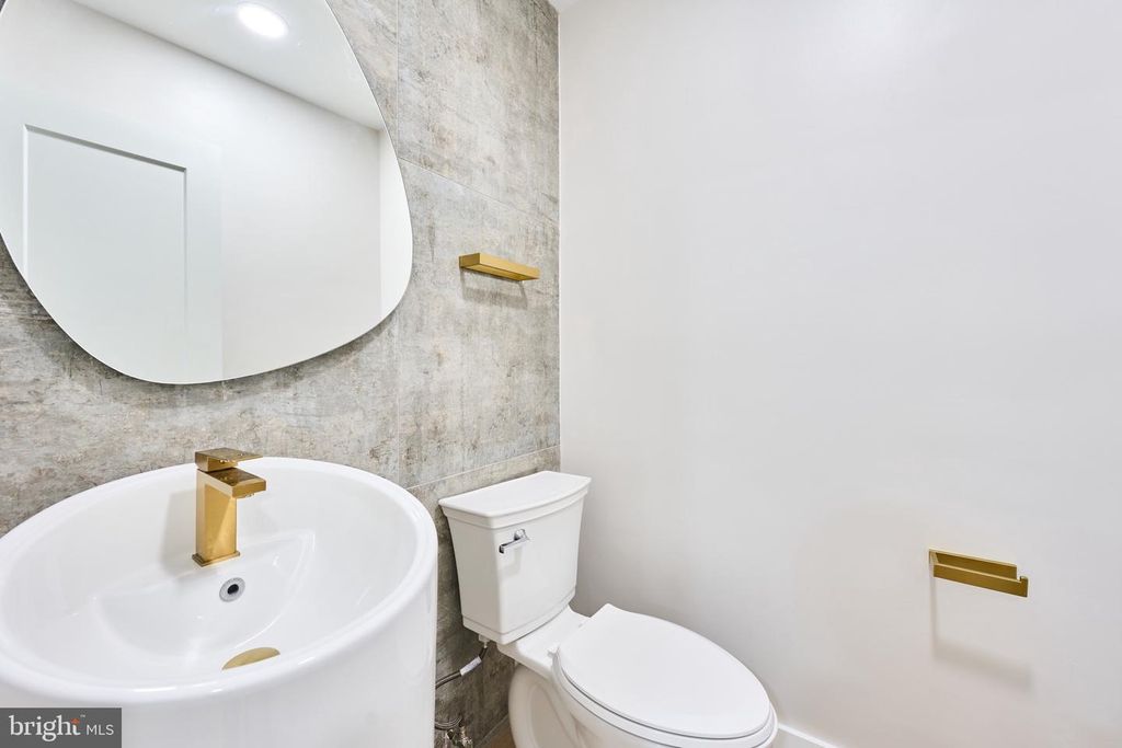 Image 61 of property listing at 11318 VALE RD, Oakton, VA 22124