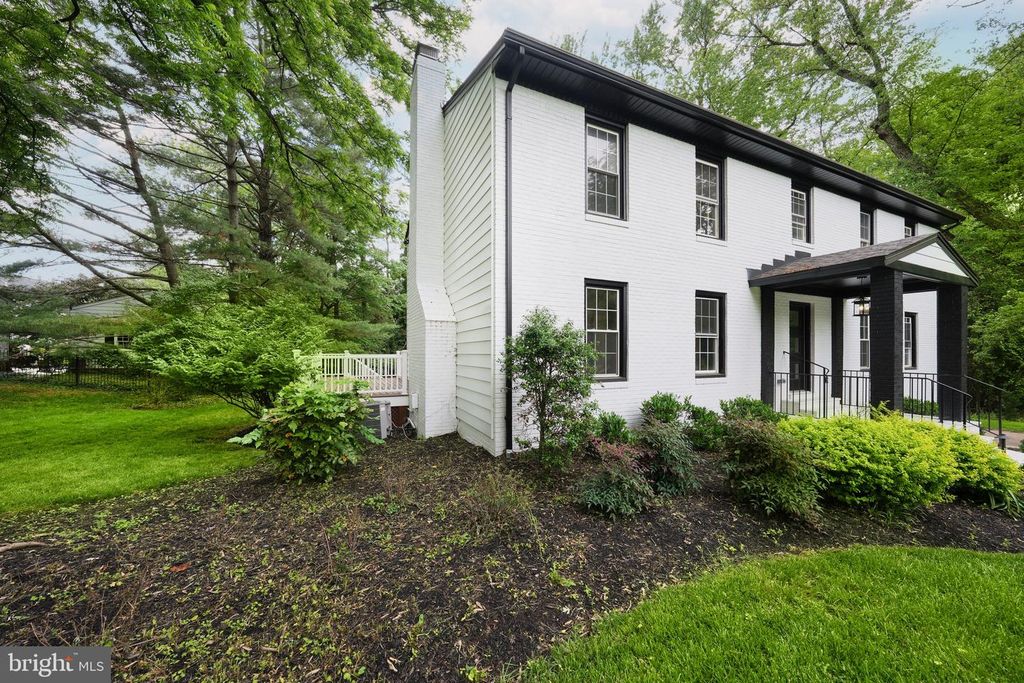 Image 7 of property listing at 11318 VALE RD, Oakton, VA 22124
