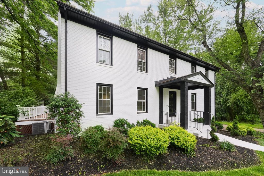 Image 8 of property listing at 11318 VALE RD, Oakton, VA 22124