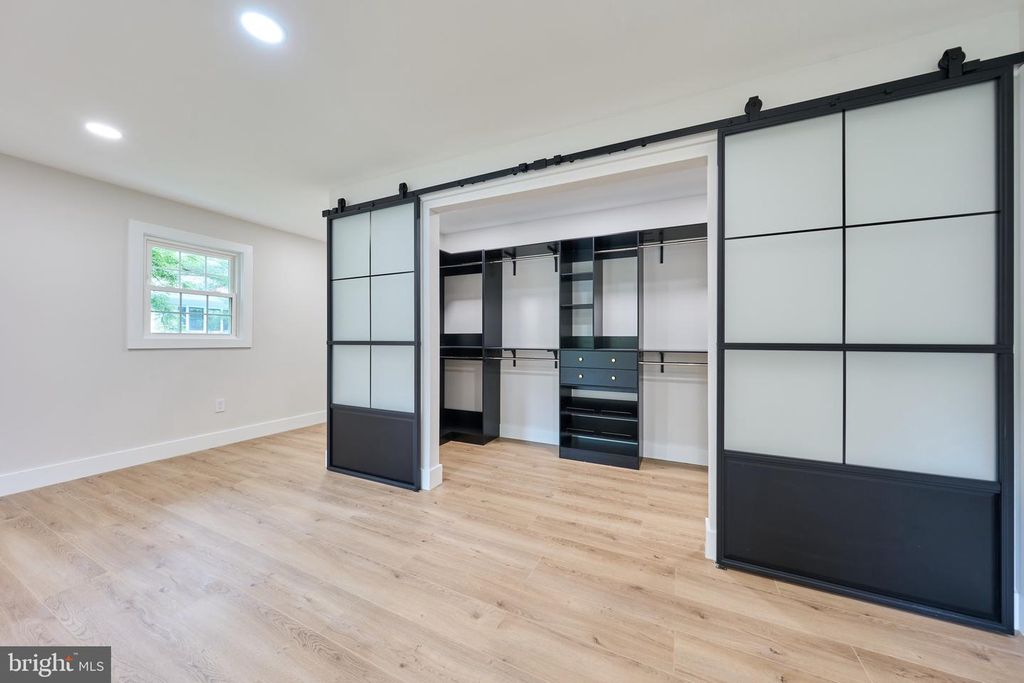 Image 84 of property listing at 11318 VALE RD, Oakton, VA 22124
