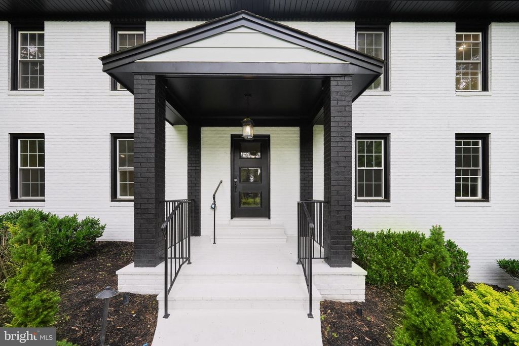 Image 9 of property listing at 11318 VALE RD, Oakton, VA 22124