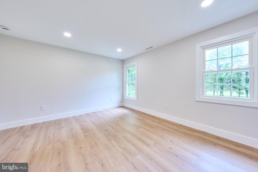 Image 91 of property listing at 11318 VALE RD, Oakton, VA 22124