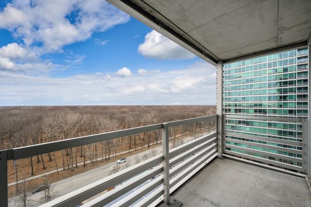 9655 Woods Drive 1102, Skokie, IL 60077