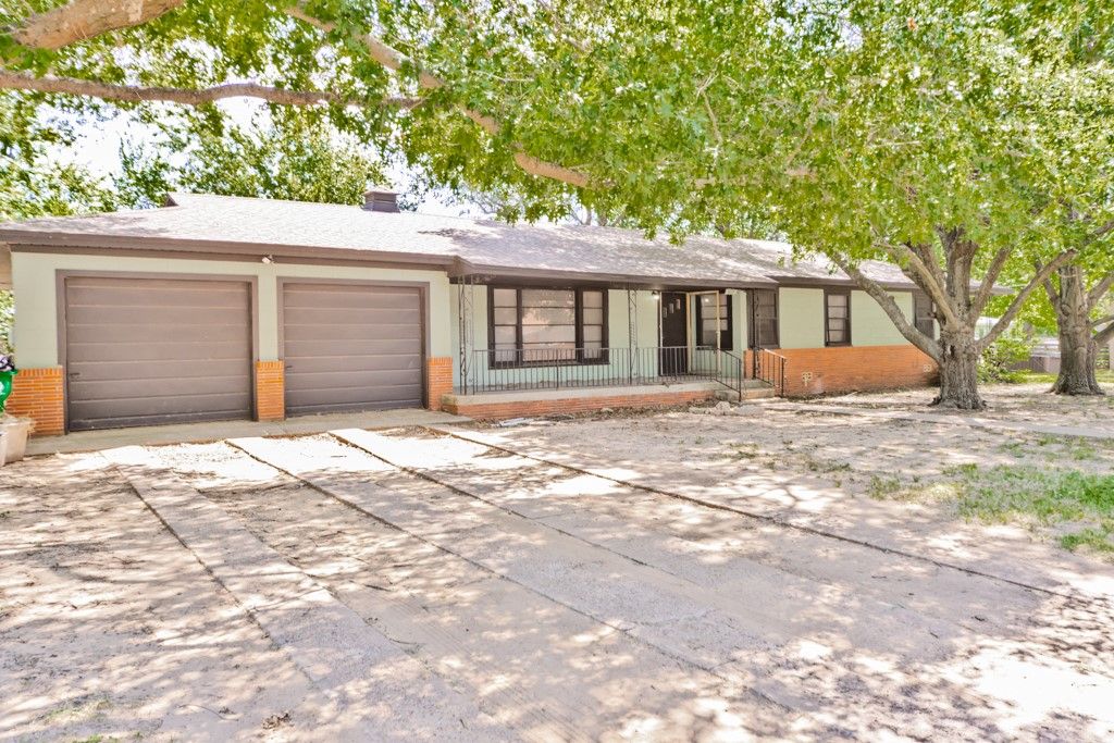 307 W Nelson Street, Bowie, TX 76230