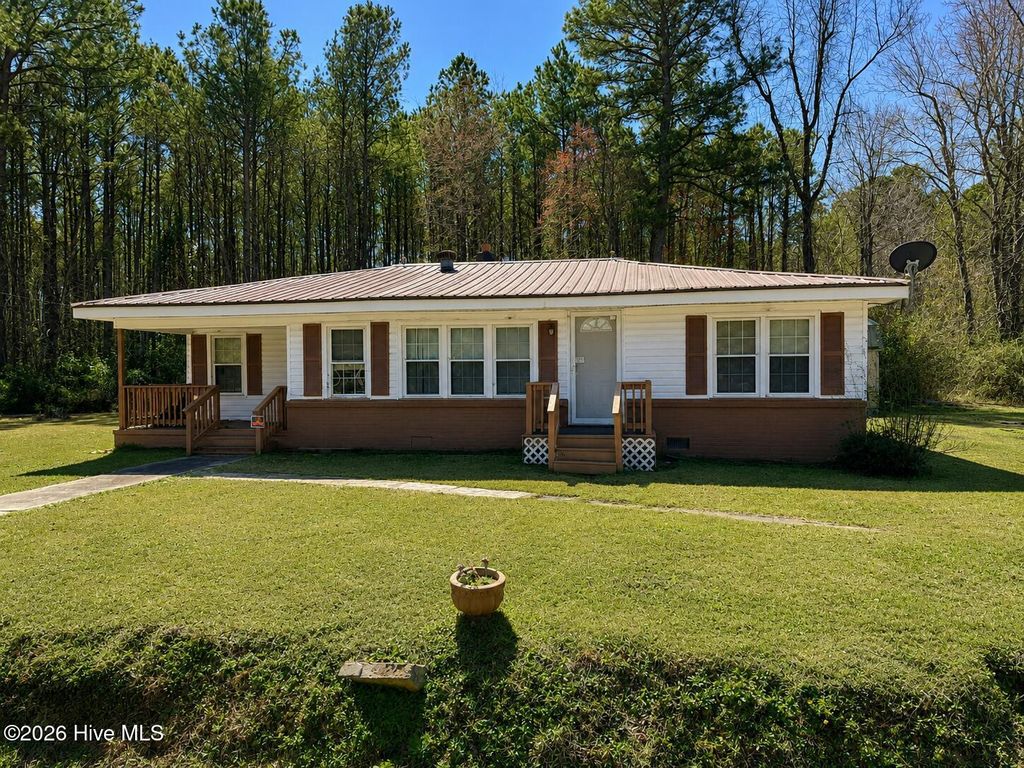 8061 Piney Woods Road, Watha, NC 28478
