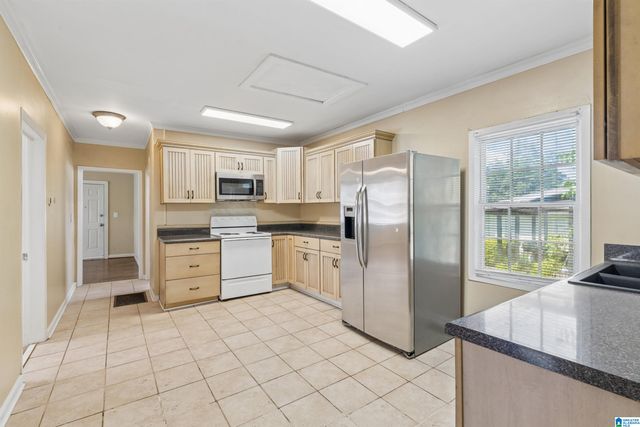 2015 30TH AVENUE N, Hueytown, AL 35023