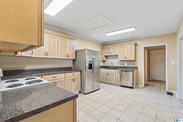 2015 30TH AVENUE N, Hueytown, AL 35023