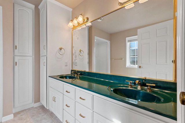 1617 TWIN LAKES CIRCLE, Green Bay, WI 54311