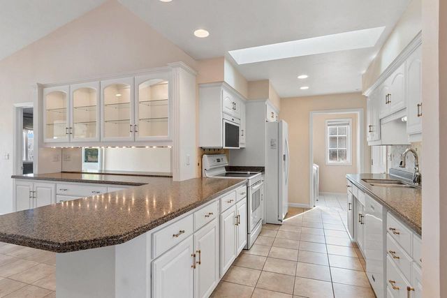 1617 TWIN LAKES CIRCLE, Green Bay, WI 54311