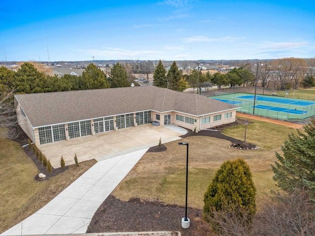 1617 TWIN LAKES CIRCLE, Green Bay, WI 54311