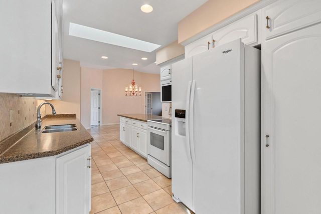 1617 TWIN LAKES CIRCLE, Green Bay, WI 54311