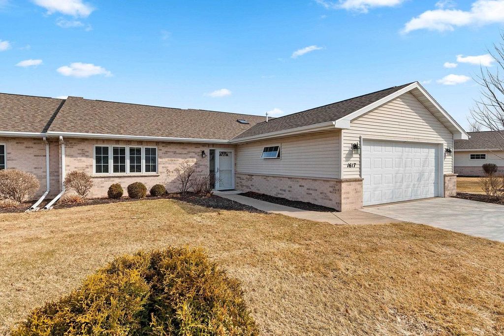 1617 TWIN LAKES CIRCLE, Green Bay, WI 54311