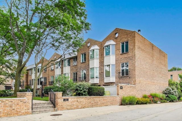 108 Bishop Quarter Lane, Oak Park, IL 60302