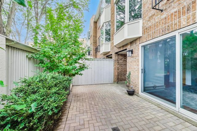 108 Bishop Quarter Lane, Oak Park, IL 60302