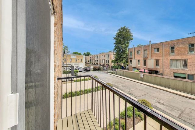 108 Bishop Quarter Lane, Oak Park, IL 60302