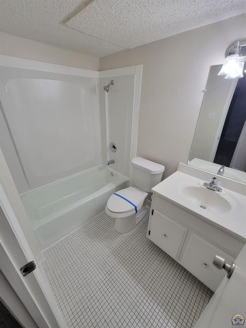 3032 SW Lydia AVE Unit #206, Topeka, KS 66614