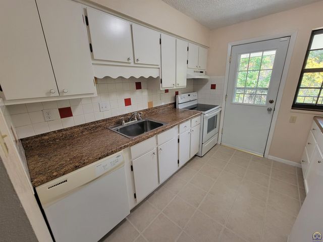 3032 SW Lydia AVE Unit #206, Topeka, KS 66614