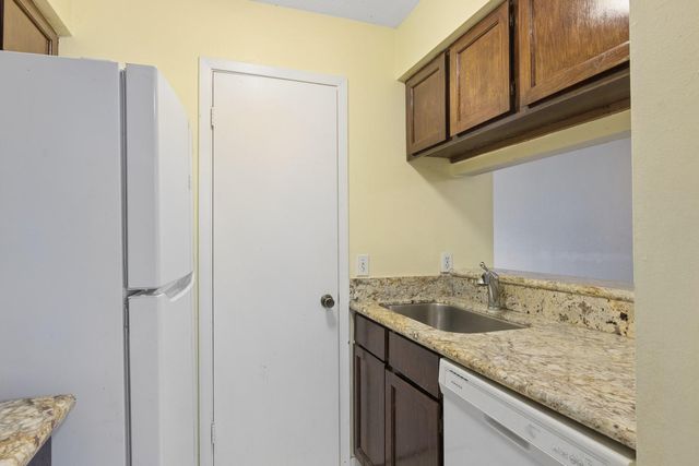 6111 Beverly Hill Street 10, Houston, TX 77057