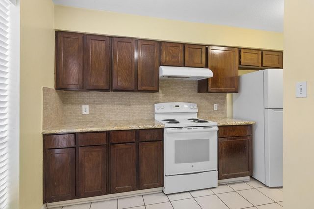 6111 Beverly Hill Street 10, Houston, TX 77057