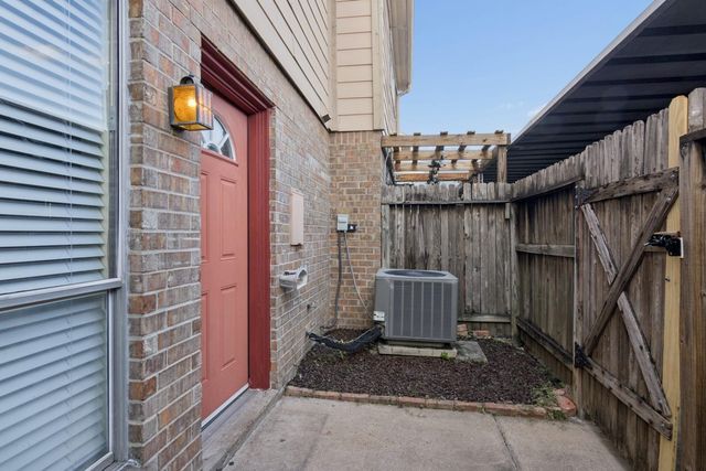 6111 Beverly Hill Street 10, Houston, TX 77057