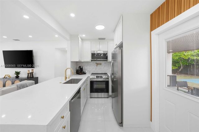 10860 SW 40th Ter, Miami, FL 33165