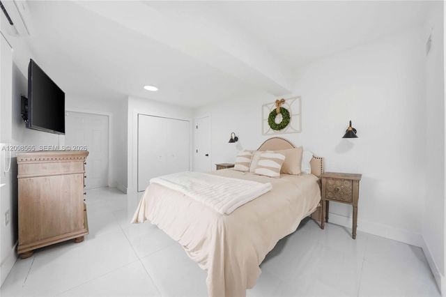 10860 SW 40th Ter, Miami, FL 33165