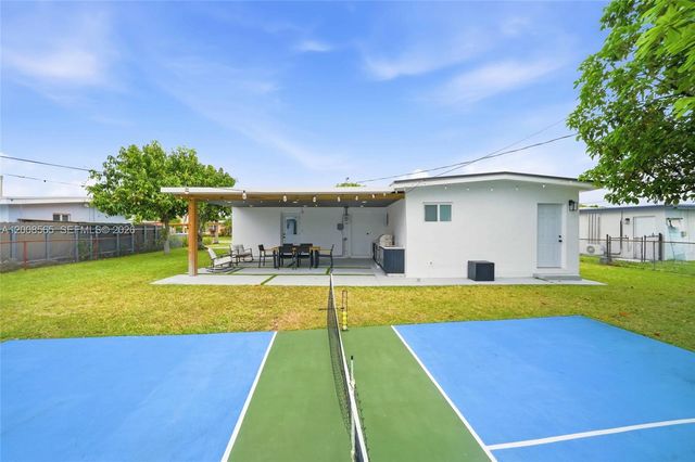 10860 SW 40th Ter, Miami, FL 33165