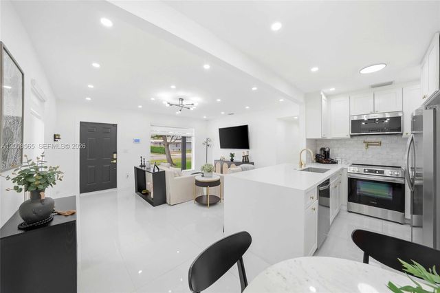 10860 SW 40th Ter, Miami, FL 33165