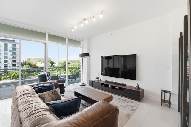 1090 NW N River Dr 404, Miami, FL 33136