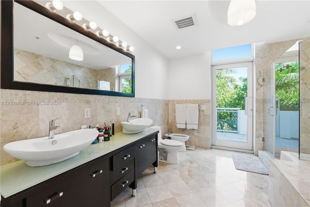 1090 NW N River Dr 404, Miami, FL 33136