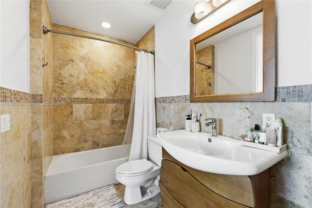 1090 NW N River Dr 404, Miami, FL 33136