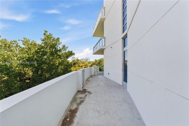 1090 NW N River Dr 404, Miami, FL 33136