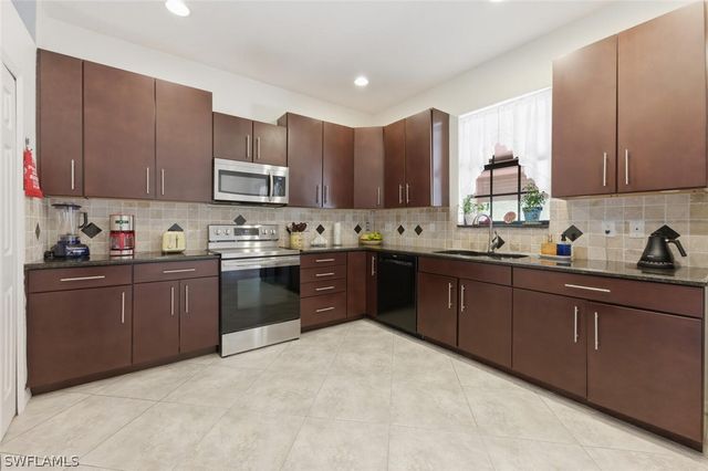 7577 Bristol CIR, Naples, FL 34120