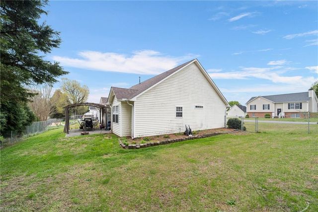 2080 Saponi Village Court, Winston-salem, NC 27127