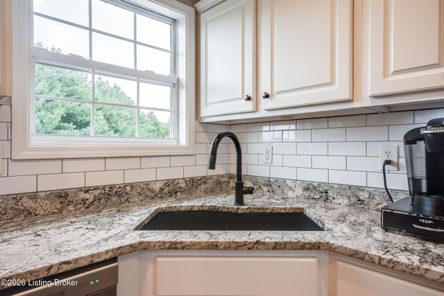 197 Stonecrest Dr, Fisherville, KY 40023