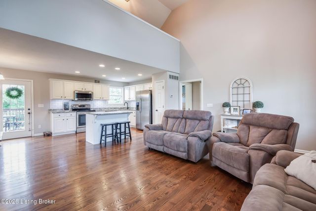 197 Stonecrest Dr, Fisherville, KY 40023