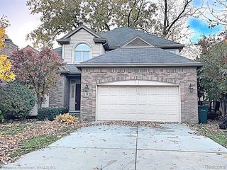 37 Turnberry Lane, Dearborn, MI 48120