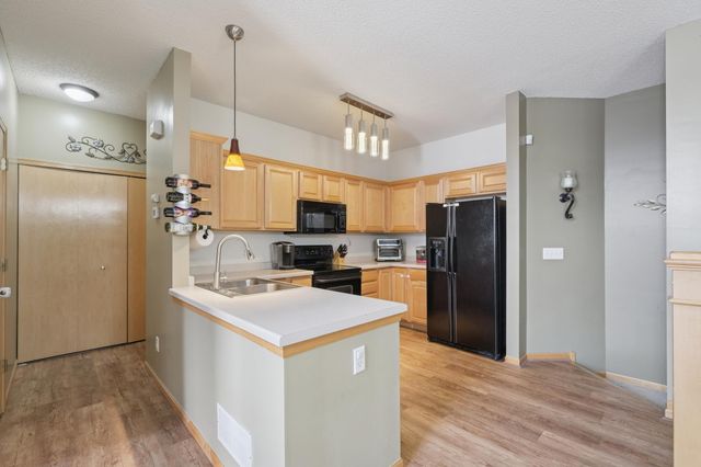 18255 Kerrville Trail 304, Lakeville, MN 55044