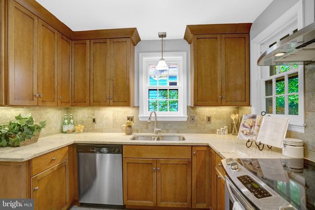 1032 N MONTANA ST, Arlington, VA 22205