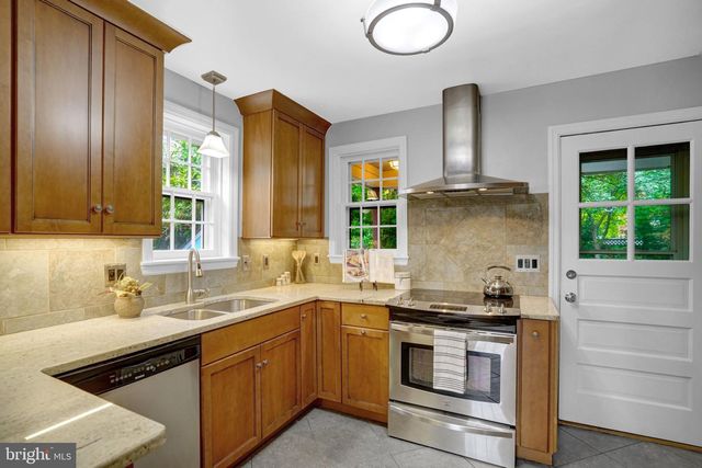 1032 N MONTANA ST, Arlington, VA 22205