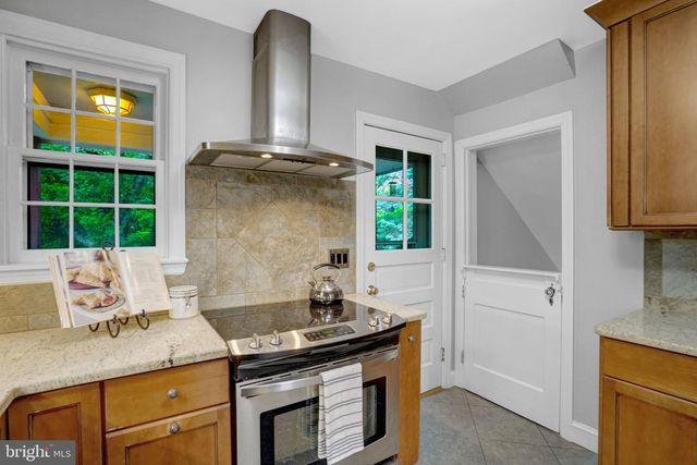 1032 N MONTANA ST, Arlington, VA 22205