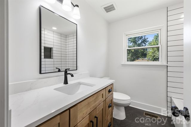 5618 Snow White Lane, Charlotte, NC 28213