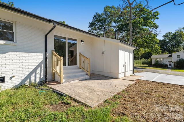 5618 Snow White Lane, Charlotte, NC 28213