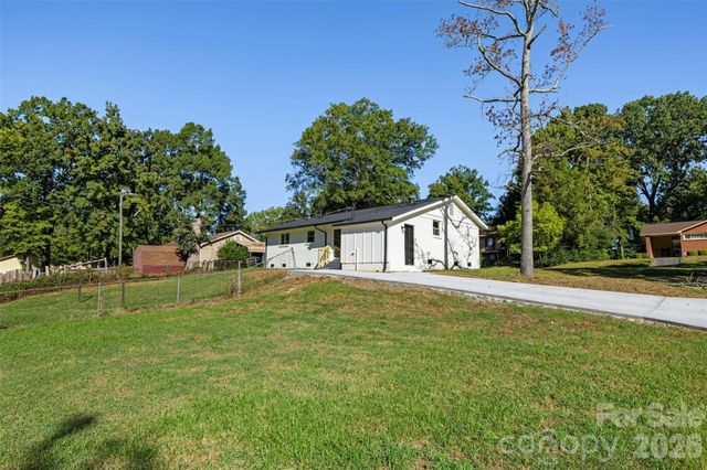 5618 Snow White Lane, Charlotte, NC 28213