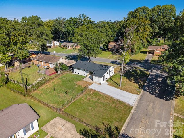 5618 Snow White Lane, Charlotte, NC 28213