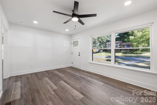 5618 Snow White Lane, Charlotte, NC 28213