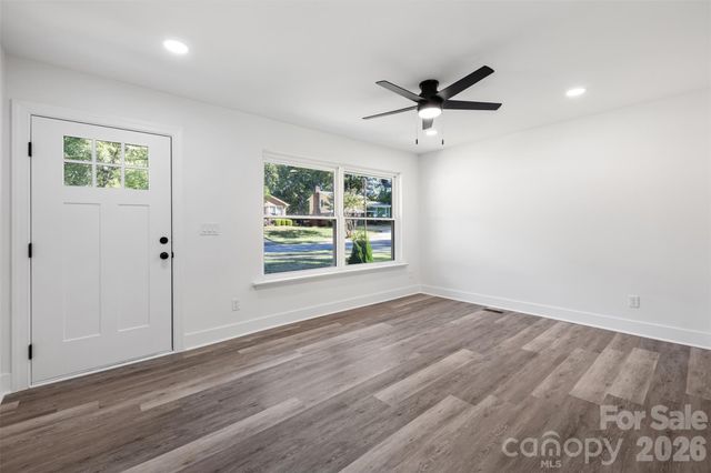 5618 Snow White Lane, Charlotte, NC 28213