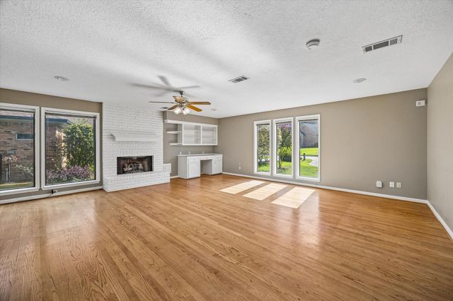 114 Lakeside Drive, Conroe, TX 77356