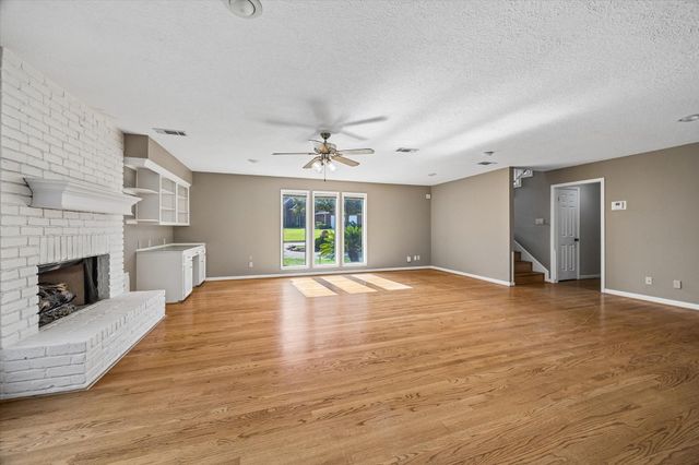 114 Lakeside Drive, Conroe, TX 77356