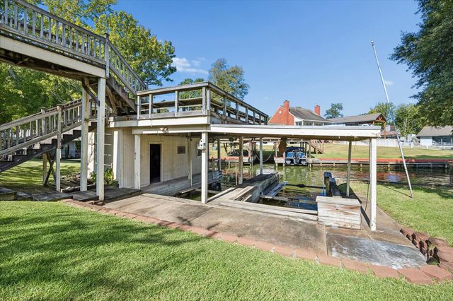 114 Lakeside Drive, Conroe, TX 77356